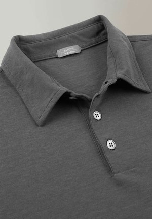 Polo gris en tissu coton glacé, doté d'un col plat, de trois boutons et d'une texture lisse avec un léger éclat.