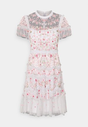 Weißes transparentes Midikleid mit pinker Blumenstickerei, kurzen Puffärmeln, gerafften Stufen und hohem Kragen mit Reißverschluss am Rücken.