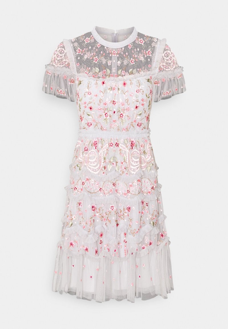 Robe midi blanche transparente avec broderie florale rose, manches courtes bouffantes, volants et col haut avec fermeture éclair dans le dos.