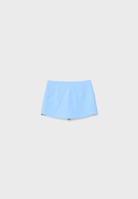 Skort bleu clair pour femmes, au design épuré et simple, présenté à plat sur un fond gris uni.