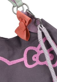 Sac en toile gris avec un design brodé rose. Présente un accent en nœud corail et une sangle vert clair, avec des détails en cordon tissé texturé.