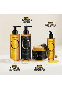 Quatre produits capillaires Revlon Orofluido avec emballage pompe et pot, étiquetés étapes 1-4 pour nettoyer, lisser, réparer et apporter de la brillance.