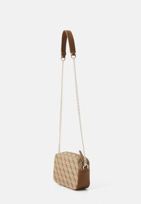 Borsa a mano in tessuto beige con motivo, con una base in pelle marrone. Presenta una breve tracolla marrone e una lunga tracolla in catena metallica.