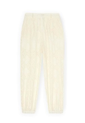 Pantalon blanc taille haute fuselé avec un motif subtil en dentelle, devant plissé, poches latérales, fermeture à boutons et poignets élastiqués aux chevilles.