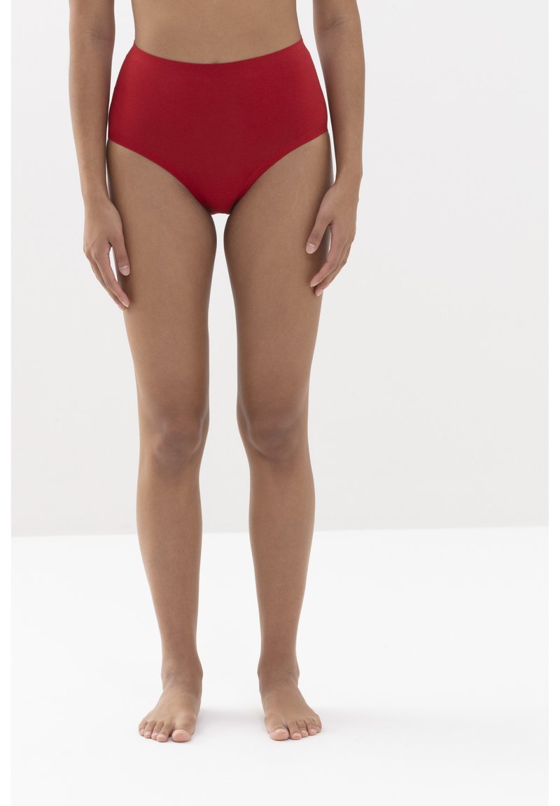 Červené vysoké kalhotky z hladkého materiálu, s jednoduchým designem a pohodlným pasem, předváděné na stojící postavě.
