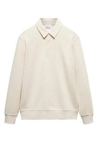 Camisa polo de manga larga beige hecha de tela suave, con un cuello clásico, tapeta de tres botones y puños acanalados.