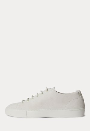 Λευκό sneaker χαμηλού ύψους από σουέντ με κορδόνια μπροστά και καουτσούκ σόλα, μινιμαλιστικός σχεδιασμός.