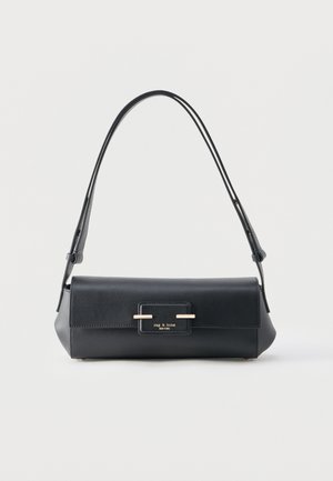 Μαύρη δερμάτινη τσάντα ώμου με ορθογώνιο σχήμα, κλείσιμο με καπάκι, ρυθμιζόμενο λουρί και χρυσό μεταλλικό πλακέτα με το λογότυπο "rag & bone New York".