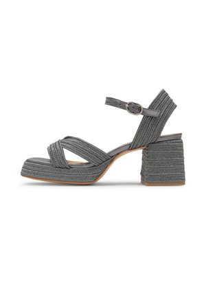 Sandale en tissu tressé gris avec orteils ouverts, boucle à la cheville, talon bloc et semelle plateforme sur fond blanc.