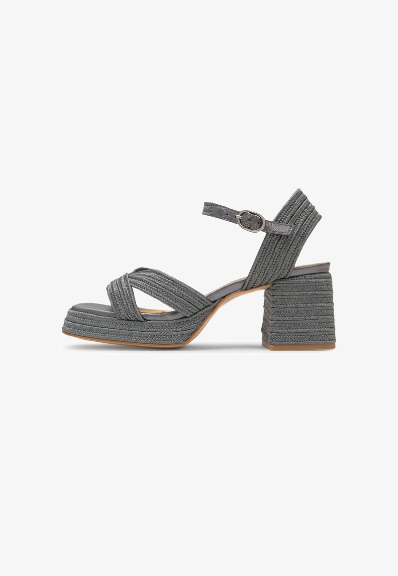Sandale en tissu tressé gris avec orteils ouverts, boucle à la cheville, talon bloc et semelle plateforme sur fond blanc.