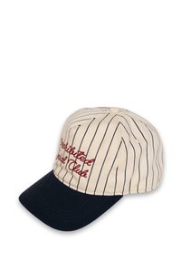 Hvid og marineblå baseballcap med lodrette striber, broderet "Prohibited Social Club" i rød, og en ensfarvet marineblå skygge.
