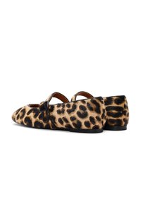 Par de zapatos planos tipo Mary Jane con piel de leopardo y correas negras, exhibidos sobre un fondo blanco.