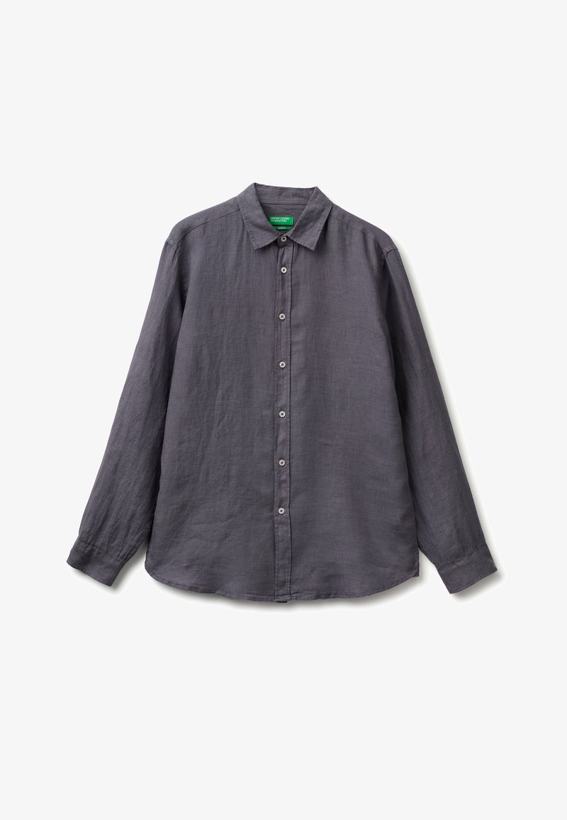 Chemise gris foncé à manches longues avec col, sept boutons et tissu légèrement texturé, étalée à plat sur un fond blanc.