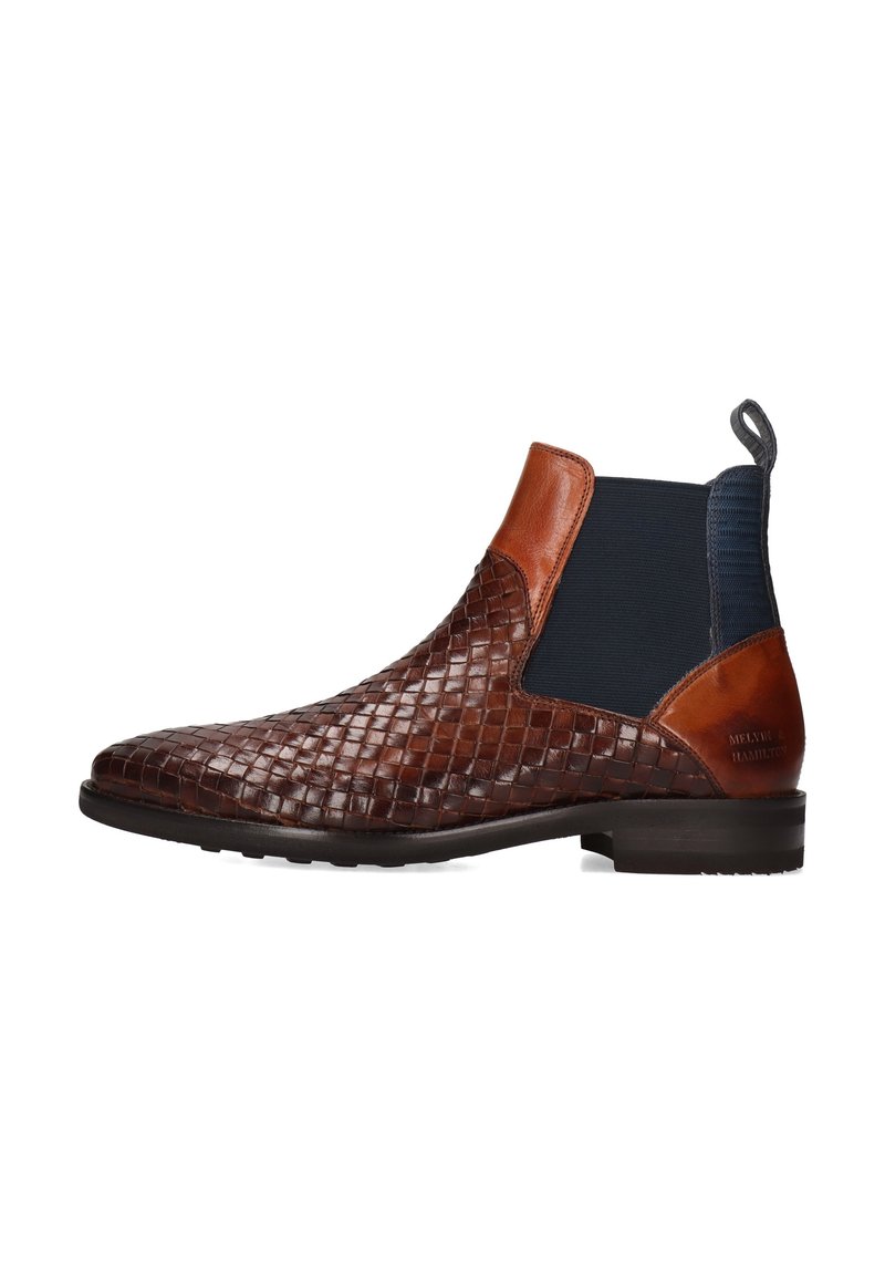 Stivaletto in pelle intrecciata marrone con pannelli elastici laterali, punta liscia e tacco basso. Presenta un'etichetta per una facile calzata.