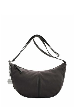 Borsa a spalla in tessuto nero con design curvo, chiusura con zip e superficie liscia. Presenta un accento a catena e una tracolla regolabile.