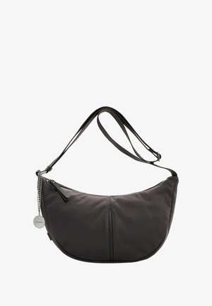 Borsa a spalla in tessuto nero con design curvo, chiusura con zip e superficie liscia. Presenta un accento a catena e una tracolla regolabile.