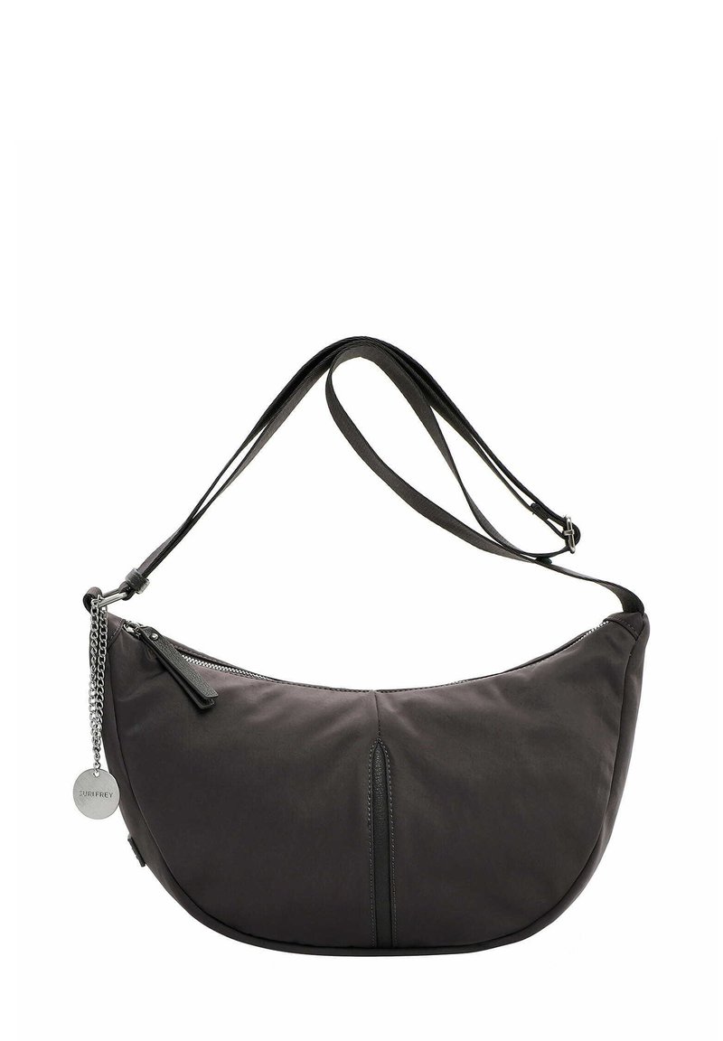 Borsa a spalla in tessuto nero con design curvo, chiusura con zip e superficie liscia. Presenta un accento a catena e una tracolla regolabile.