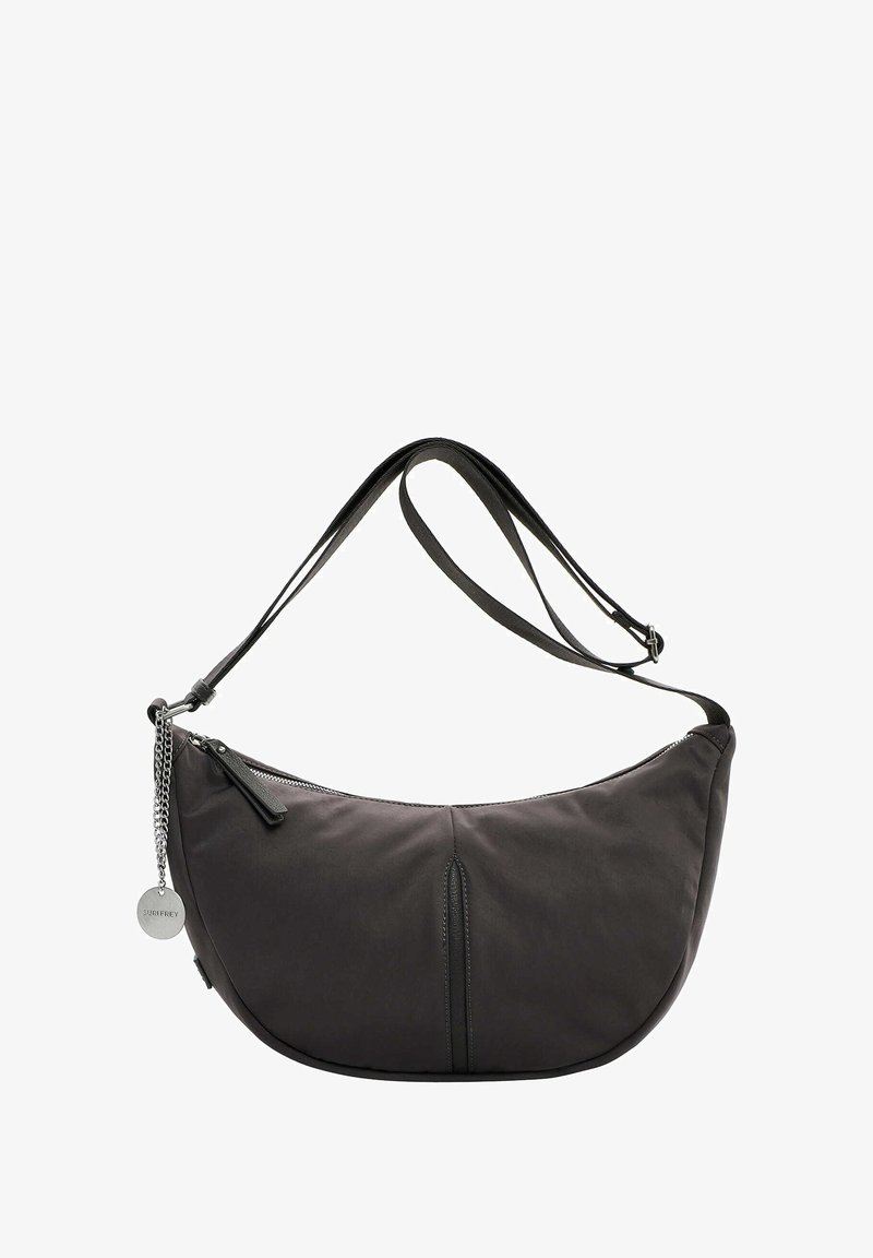 Schwarze Stoff-Schultertasche mit einem geschwungenen Design, Reißverschluss und glatter Textur. Verfügt über eine Kettenakzentuierung und einen verstellbaren Tragegurt.