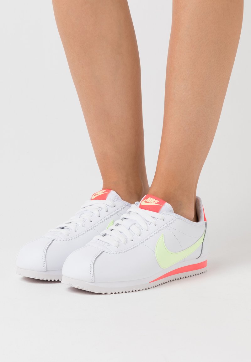Nike Sportswear Classic Cortez Sneaker Low White Barely Volt Flash Crimson Weiss Zalando De