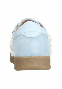 Lichtblauw suede schoen met een gladleren hak, vetersluiting aan de zijkanten en een getextureerde rubberen zool.