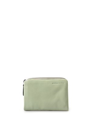 Kleine rechteckige Leder-Tasche in hellgrün mit Reißverschluss oben und dezent geprägt "aunts & uncles" Logo auf der Vorderseite.