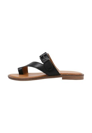 Sandalia plana de cuero negro con un acento de hebilla, diseño de tira en T y suela de madera. Textura suave con una estética minimalista.