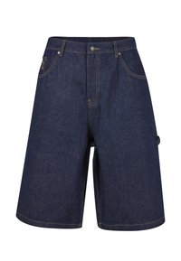 Pantaloni scurți din denim albastru închis, până la genunchi, cu buzunare frontale și laterale, bucle pentru curea și închidere cu nasture în talie.
