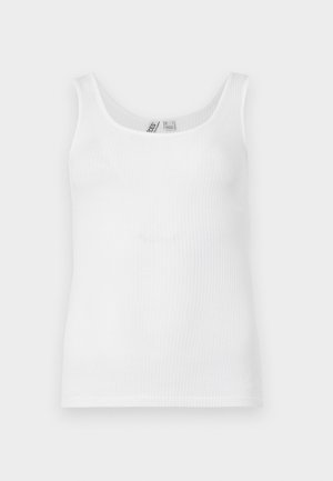 Hvit ribbestrikket ermeløs tanktopp med rund hals, lagt flatt på en lys bakgrunn.