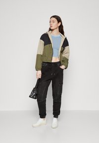 ONLY ONLJOSEPHINE COLOR BLOCK JACKET - Veste légère - kalamata
