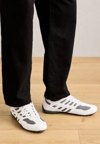 Unselected, off white/grey