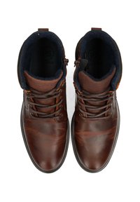 Botas de cuero marrón con un acabado suave, forro de felpa azul oscuro que contrasta y acentos de tela marrón. Presenta cordones y una suela resistente.