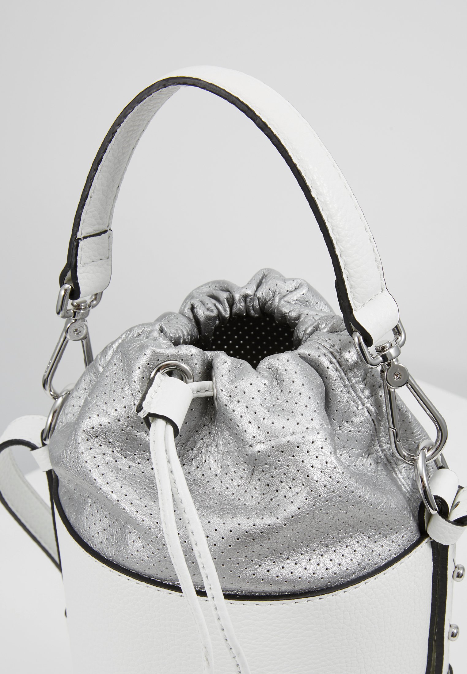 Coccinelle BORSA VITELLO FORATA Håndveske blanchesilver Coccinelle BORSA VITELLO FORATA Håndveske blanchesilver