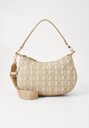 Beige en crèmekleurige handtas in halve maanvorm met een herhalend monogrampatroon, gouden beslag, kort handvat en afneembare brede stoffen band.