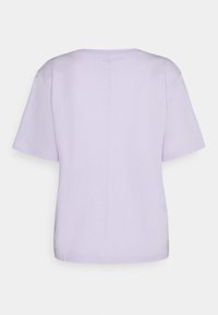 T-shirt mauve à manches courtes avec un col rond, vu de dos sur un fond gris clair uni.
