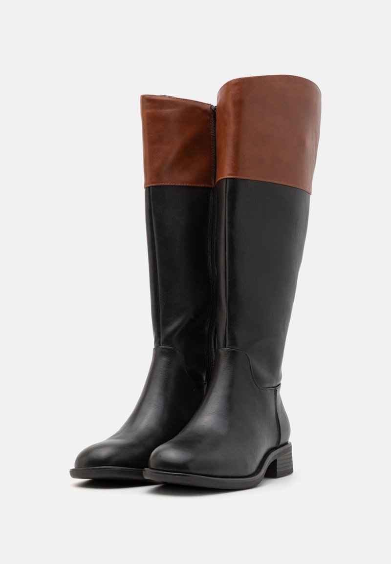 Bottes en cuir noir jusqu'au genou avec un revers en simili cuir marron, talon plat et fermeture éclair sur le côté. Texture lisse et design simple.