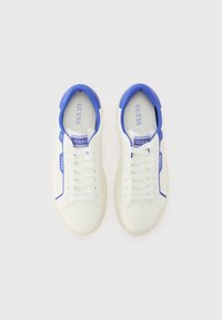 Hvite sneakers med blå detaljer, som har en jevn overdel, klassisk snøring og merkevaredetaljer på tungen og sidene.