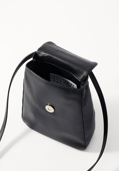 MM6 Maison Margiela NUMERIC BAG SMALL SOFT - Torba čez telo - black