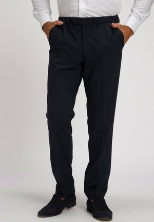 Mørkeblå dressbukser med en glat tekstur, standard talje, to sidelommer og et skræddersyet fit, båret med sorte loafers.