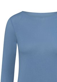 Top a maniche lunghe blu chiaro con scollatura a barca, realizzato in tessuto morbido e leggero. Include una leggera lucentezza e cuciture uniformi in tutto il capo.