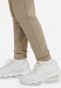 Nike Sportswear Träningsbyxor - khaki/yellow ochre/(black)