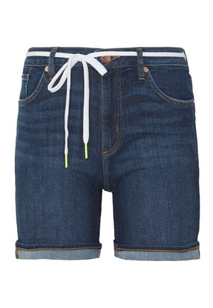 Short en jean avec ourlets roulés, design cinq poches et ceinture blanche à cordon avec embouts jaune néon à la taille.