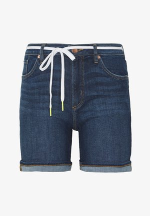 Short in denim con risvolti, design a cinque tasche e cintura bianca con cordino e punte giallo neon in vita.