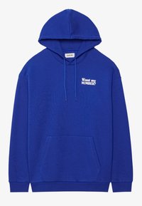Modrá mikina s kapucí vyrobená z měkké tkaniny, s přední kapsou a nápisem "Chceš moje ČÍSLO?" v bílé barvě. Jednoduchý design, bez vzorů.