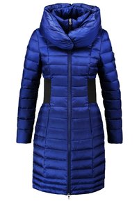 Pufferjack in koninklijkblauwe kleur met een grote, gevouwen capuchon, lange mouwen, ritssluiting aan de voorkant en zwarte zijpanelen voor contrast. Glad textuur.