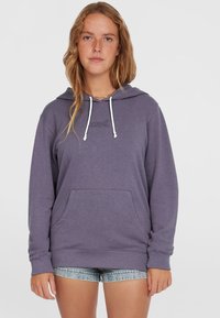 Paarse hoodie met een trekkoordkap, voorzak, ribgebreide manchetten en geborduurde logo op de borst; zachte katoenmix en casual pasvorm.
