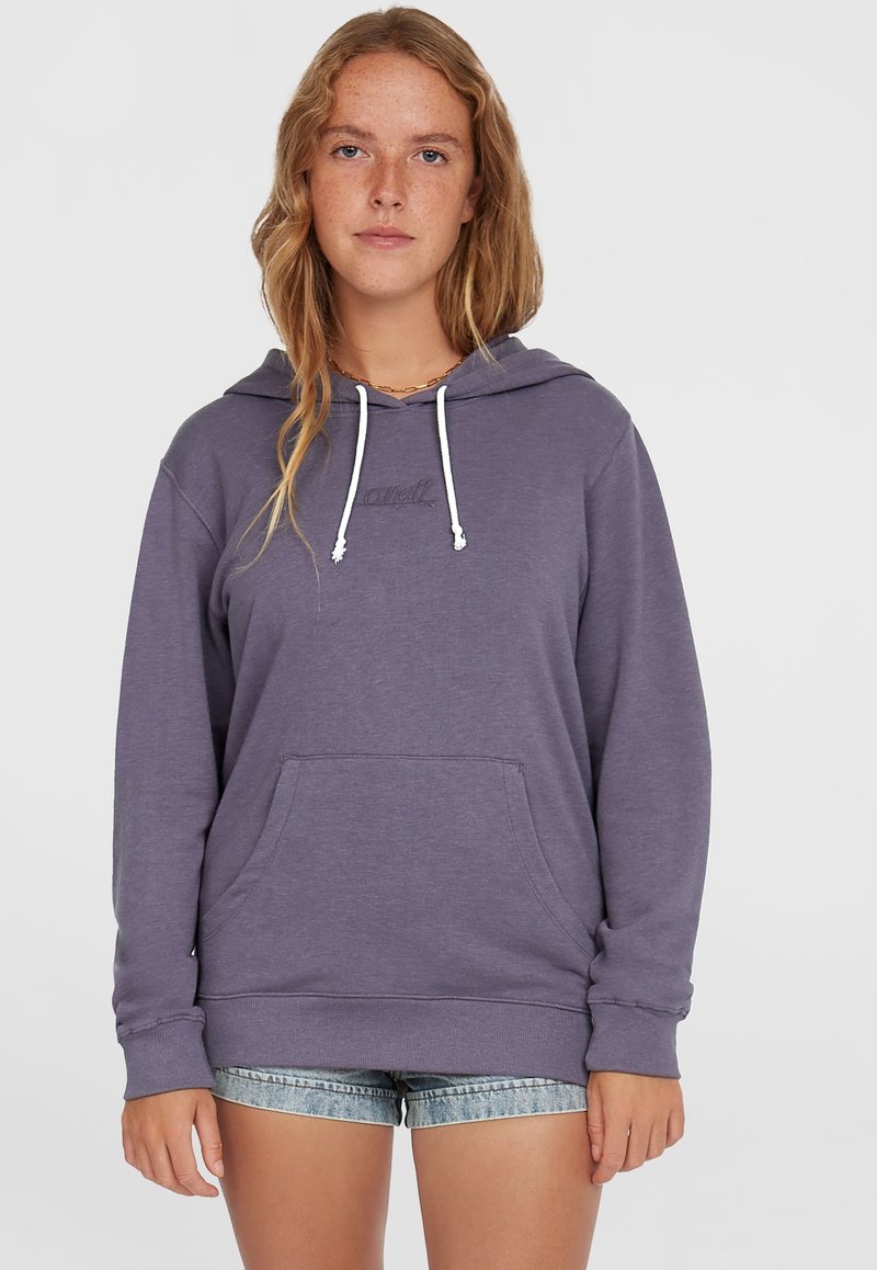Paarse hoodie met een trekkoordkap, voorzak, ribgebreide manchetten en geborduurde logo op de borst; zachte katoenmix en casual pasvorm.