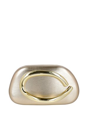 Pequeño clutch metálico dorado con un gran cierre brillante en forma de C en la parte frontal, forma rectangular con bordes redondeados, textura suave.