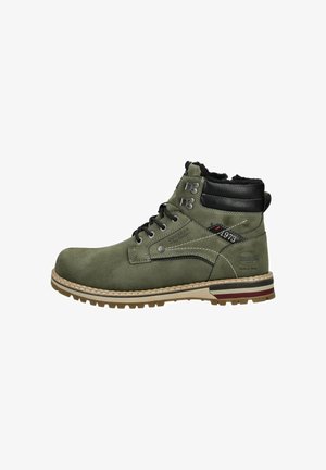 Stivaletto alla caviglia in camoscio verde con colletto imbottito nero, occhielli in metallo, suola color cuoio con battistrada e marchio "Dockers by Gerli" sul lato e sul tallone.