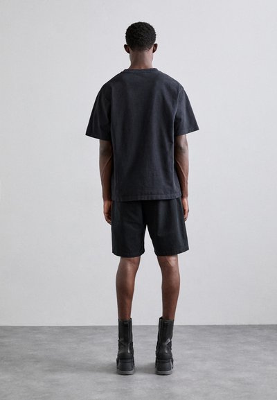 Han Kjøbenhavn FADED LOGO BOXY TEE - T-shirts med print - black