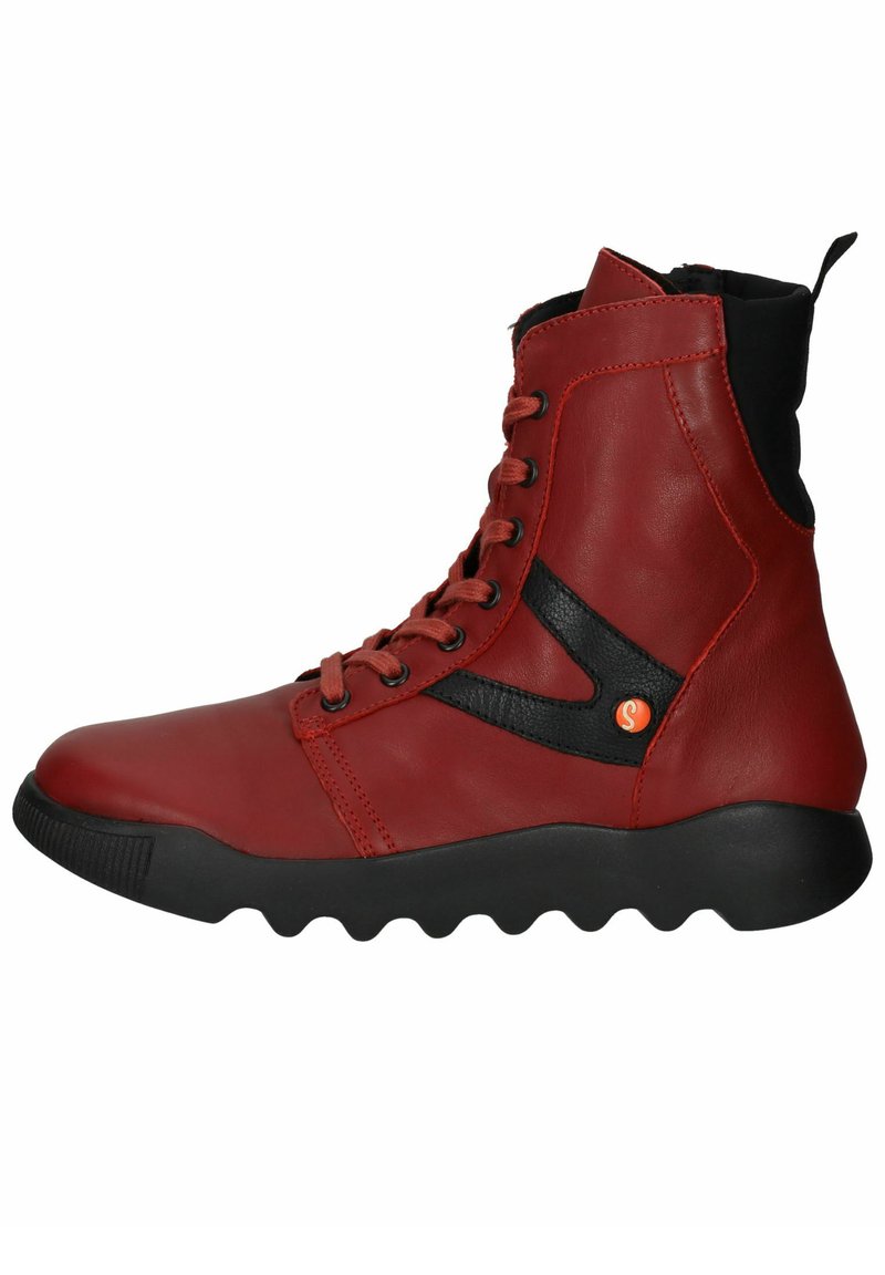 Botas de cuero rojo hasta el tobillo con acentos de textil negro, diseño de cordones, suela de goma texturizada y un patrón de olas distintivo en la parte inferior.